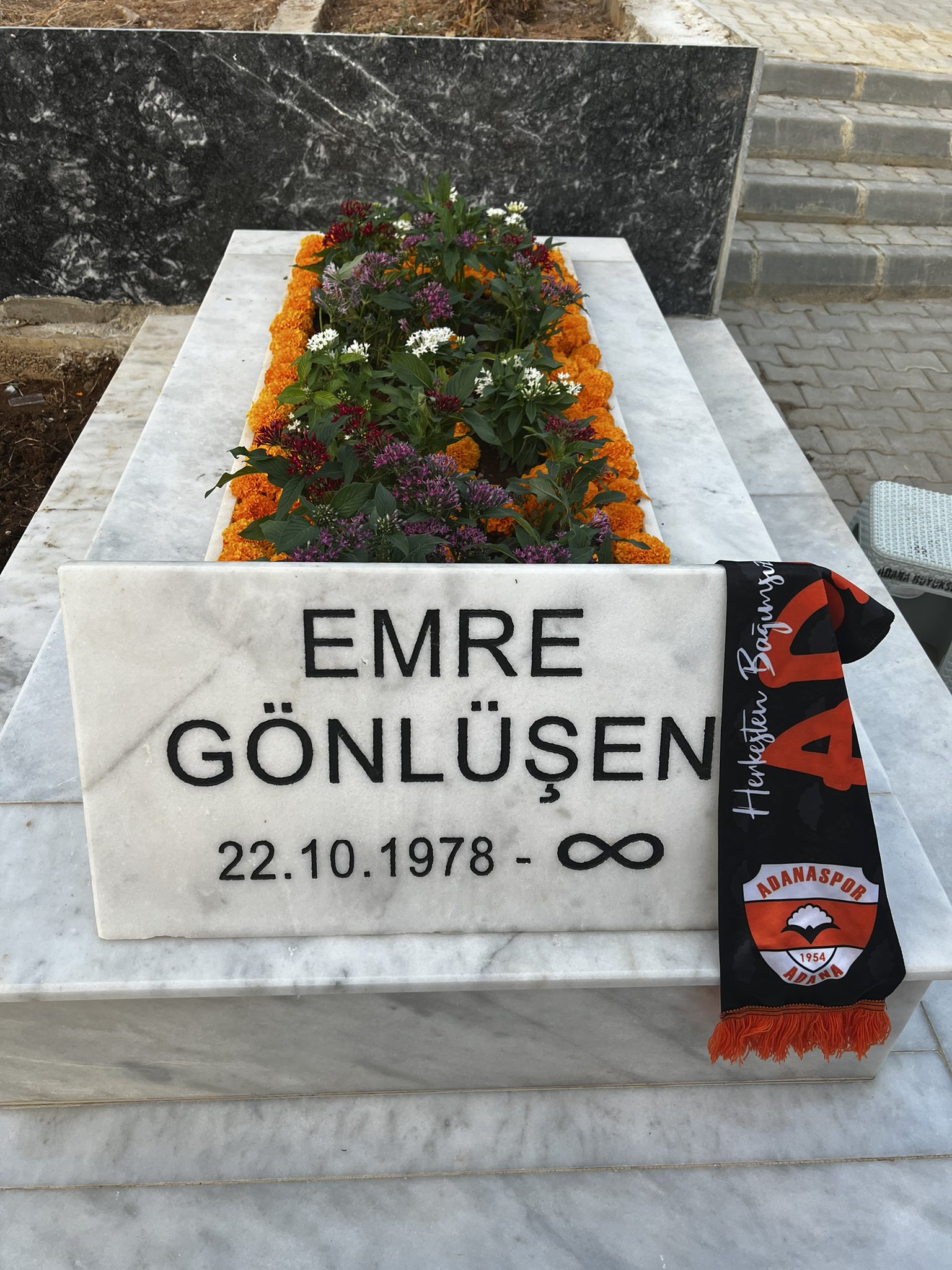 EMRE GÖNLÜŞEN MEZARI BAŞINDA ANILDI.